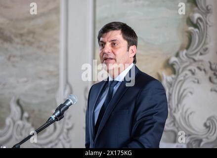 15. April 2024, Rheinland-Pfalz, Trier: Francesco Loberg, Direktor der Wissenschaftlichen Biblioteca und des Stadtarchivs Trier, spricht bei der feierlichen Verleihung des UNESCO-Weltdokumentarerbepreises für die Werke der Hofschule Karls des Großen mit den Trierer Ada-Evangelien. Die Trierer Ada-Evangelien sind das Hauptwerk von insgesamt zehn Handschriften aus der Hofschule Karls des Großen, die zum UNESCO-Weltkulturerbe erklärt wurden. Der Präsident der Deutschen UNESCO-Kommission überreichte die Inschrift der Stadt Trier und Vertretern aus Paris, London, Wien, BU Stockfoto