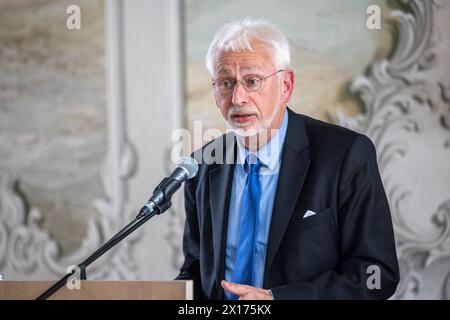 15. April 2024, Rheinland-Pfalz, Trier: Konrad Elmshäuser, stellvertretender Vorsitzender des Deutschen Nominierungskomitees für das dokumentarische Weltkulturerbe, spricht bei der feierlichen Verleihung des UNESCO-Weltdokumentarerbepreises für die Werke der Hofschule Karls des Großen mit den Trierer Ada-Evangelien. Die Trierer Ada-Evangelien sind das Hauptwerk von insgesamt zehn Handschriften aus der Hofschule Karls des Großen, die zum UNESCO-Weltkulturerbe erklärt wurden. Der Präsident der Deutschen UNESCO-Kommission überreichte die Inschrift der Stadt Trier und Vertretern von Pari Stockfoto