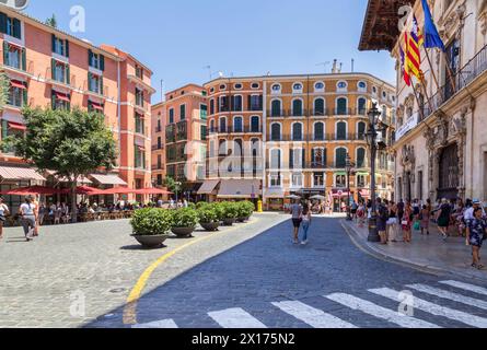 Die Leute spazieren durch den bezaubernden Platz Plac Cort, der sich im Herzen der Stadt Palma de Mallorca befindet. Stockfoto