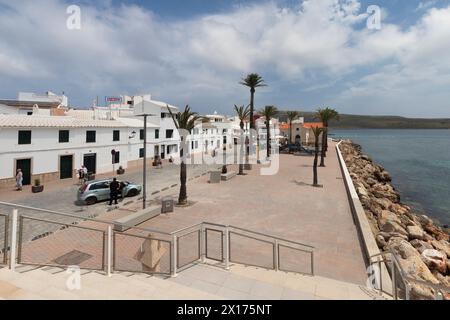 Boulevard in der malerischen Stadt Fornells auf der spanischen Insel Menorca. Stockfoto