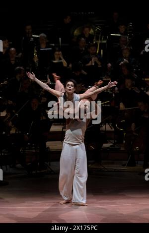 © Laurent Paillier/Le Pictorium/MAXPPP - Paris 12/04/2024 Laurent Paillier/Le Pictorium - 12/04/2024 - France/Paris - NOTRE SACRE Blanca Li, Mise en Scene, Choregraphie Compagnie Blanca Li Abd al Malik, Mise en Recit, Rap, Slam, Gesang Bilal, Creation Sonore, Machines David Grimal, Violonsolo Igor Stravinski Le Sacre du printemps Blanca Li, Mise en Scene, Choregraphie David Grimal, Violon, Direction musicale Les Dissonances Compagnie Blanca Li CFA Pietragalla-Derouault CFA Danse Chant Comedie Carco, Creation Images Laurent Mercier, Kostüme Pascal Laajili, cr Stockfoto