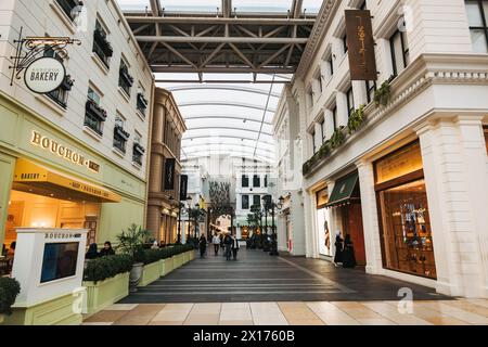 Eine europäisch inspirierte Straße in den Avenues, dem größten Einkaufszentrum in Kuwait Stockfoto