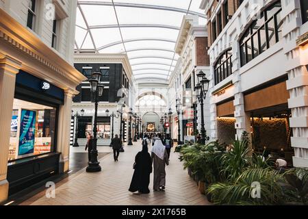 Eine europäisch inspirierte Straße in den Avenues, dem größten Einkaufszentrum in Kuwait Stockfoto