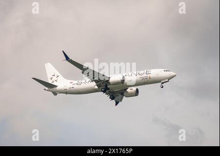 15.07.2023, Singapur, Republik Singapur, Asien - Ein Passagierjet der Boeing 737 MAX 8 von Singapore Airlines (SIA) nähert sich dem Flughafen Changi an. Stockfoto