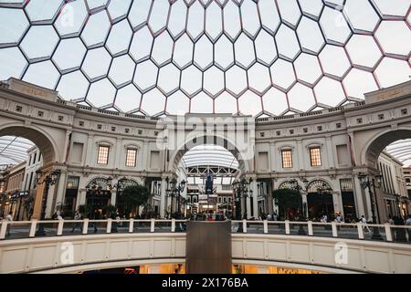 Eine von Europa inspirierte Fassade unter einer geschlossenen Glaskuppel in den Avenues, dem größten Einkaufszentrum in Kuwait Stockfoto