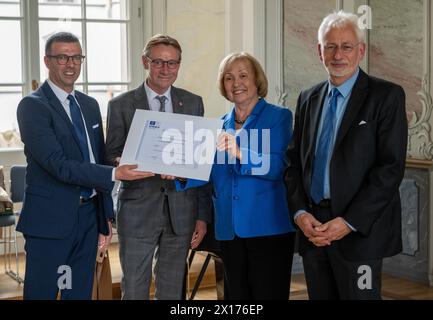 15. April 2024, Rheinland-Pfalz, Trier: Eric Berriahi (l-r, Amneville) und Pascal Demarthe (Frankreich) verleihen Maria Böhmer, Präsidentin der Deutschen UNESCO-Kommission, und Konrad Elmshäuser, stellvertretender Vorsitzender des Deutschen Nominierungskomitees für das Weltkulturerbe den UNESCO-Weltkulturerbe-Preis der UNESCO. Die Trierer Ada-Evangelien gelten als Hauptwerk von insgesamt zehn Handschriften der Hofschule Kaiser Karl des Großen, die zum UNESCO-Weltkulturerbe erklärt wurden. Der Präsident der deutschen UNESCO Commiss Stockfoto