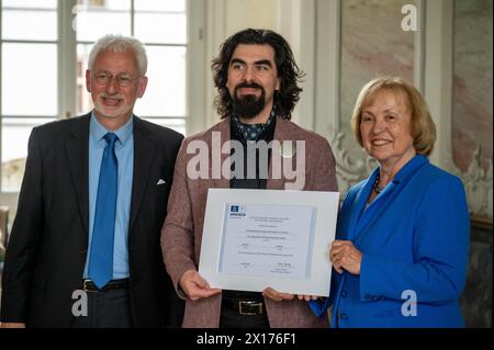 15. April 2024, Rheinland-Pfalz, Trier: Christian Mladin (M, Alba Iuila, Rumänien) überreicht nach der feierlichen Übergabe den UNESCO-Weltdokumentarerbepreis für die Werke der Hofschule Karls des Großen an Maria Böhmer (r), Präsidentin der deutschen UNESCO-Kommission, und Konrad Elmshäuser (l), stellvertretender Vorsitzender des Deutschen Nominierungskomitees für das Weltkulturerbe. Die Ada-Evangelien von Trier sind das Hauptwerk von insgesamt zehn Handschriften der Hofschule Kaiser Karl des Großen, die zum UNESCO-Weltkulturerbe erklärt wurden. Der Präsident der Deutschen Unesc Stockfoto