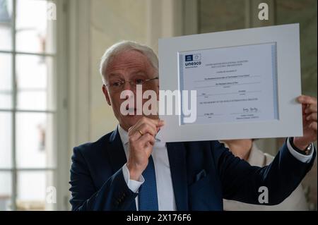 15. April 2024, Rheinland-Pfalz, Trier: Trierer Oberbürgermeister Wolfram Leibe vergibt nach der feierlichen Übergabe den UNESCO-Weltdokumentarerbepreis für die Werke der Hofschule Karls des Großen mit den Trierer Ada-Evangelien. Die Trierer Ada-Evangelien sind das Hauptwerk von insgesamt zehn Handschriften aus der Hofschule Karls des Großen, die zum UNESCO-Weltkulturerbe erklärt wurden. Der Präsident der Deutschen UNESCO-Kommission überreichte die Inschrift der Stadt Trier und Vertretern aus Paris, London, Wien, Bukarest und dem Vatikan. Foto: Harald T Stockfoto