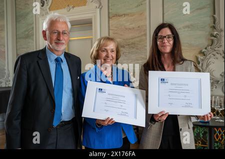 15. April 2024, Rheinland-Pfalz, Trier: Charlotte Denoel (r, Paris) überreicht nach der feierlichen Übergabe den UNESCO-Weltdokumentarerbepreis für die Werke der Hofschule Karls des Großen an Maria Böhmer (M), Präsidentin der deutschen UNESCO-Kommission, und Konrad Elmshäuser (l), stellvertretender Vorsitzender des Deutschen Nominierungskomitees für das Weltkulturerbe. Die Ada-Evangelien von Trier sind das Hauptwerk von insgesamt zehn Handschriften der Hofschule Kaiser Karl des Großen, die zum UNESCO-Weltkulturerbe erklärt wurden. Der Präsident der Deutschen UNESCO-Kommission p Stockfoto