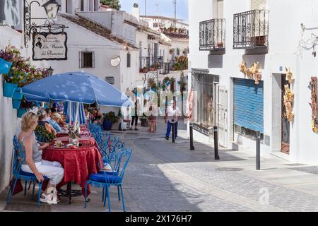 Enge Straße mit weiß bemalten Häusern im Bergdorf Mijas in Andalusien; Costa del Sol. Stockfoto