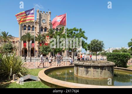 Brunnen und Rathaus von Ciutadella de Menorca in der historischen Altstadt auf der spanischen Insel Menorca. Stockfoto