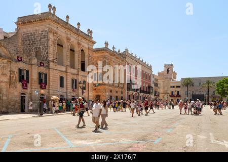 Angenehmes Treiben auf dem Hauptplatz - Placa des Born, in der Stadt Ciutadella de Menorca. Stockfoto