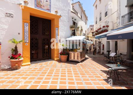 Enge Straße in der Altstadt von Marbella in Spanien. Stockfoto