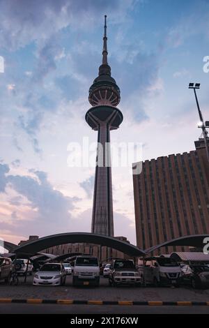 Liberation Tower, ein 1.220 Fuß großer Turm, der 1996 in Kuwait City fertiggestellt wurde. Es wurde für die Telekommunikation gebaut und beherbergt auch mehrere Regierungsbüros Stockfoto