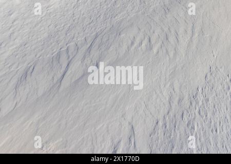 Tiefe Schneefälle im Winter, große Schneemengen nach Schneefall bei sonnigem Wetter Stockfoto