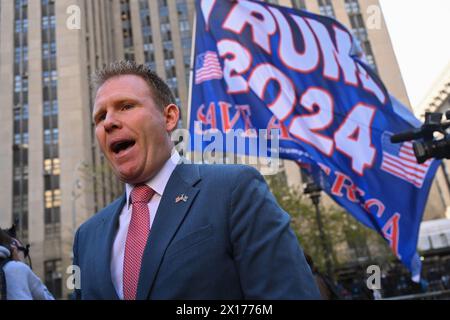 Andrew Giuliani spricht vor dem Manhattan Criminal Court während des Strafprozesses gegen Donald Trump am 15. April 2024 in New York City. Stockfoto