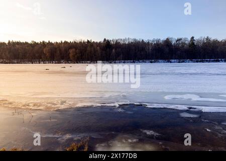 Die eisbedeckte Oberfläche des Flusses in der Wintersaison, das Wasser gefrorenen im Fluss während der Fröste der Wintersaison Stockfoto