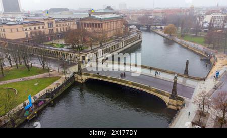 Atemberaubende Aussicht auf die Fußgängerbrücke Friedrichsbrucke (Brücke) über die Spree aus der Entfernung - S-Bahn-Brücke Hackescher Markt über den Fluss. Personen in Entfernung W Stockfoto