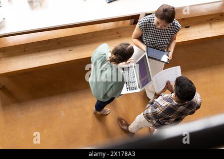 Ein vielseitiges Team von Fachleuten diskutiert die Arbeit in einem modernen Geschäftsbüro Stockfoto