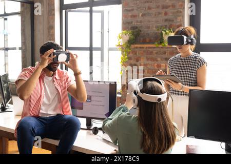 Ein vielseitiges Team erforscht die virtuelle Realität in einem modernen Büro in einem modernen Geschäftsbüro Stockfoto