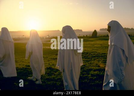 Sommersonnenwende 21. Juni 1970, Großbritannien. Druiden aus dem Druidenorden, versammeln Sie sich in Stonehenge, einem alten prähistorischen Denkmal. Heidnische Anbetung druidische Rituale finden statt. Salisbury Plain. Wiltshire England. CA. 1975 HOMER SYKES Stockfoto