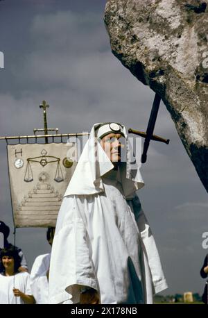 Sie feiern die Sommersonnenwende in Stonehenge Wiltshire am 21. Juni. Salisbury Plain, England. 1970er, ca. 1975 HOMER SYKES Stockfoto