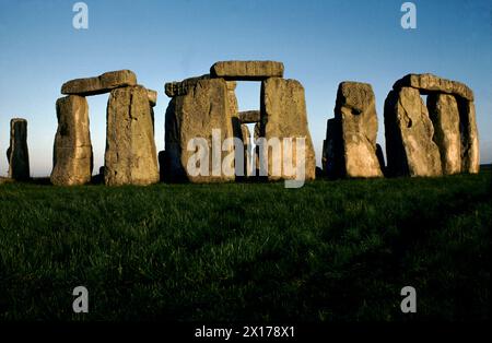 Stonehenge Wiltshire 21. Juni Sonnenaufgang. Graffiti DI auf einem der prähistorischen Steine, die noch sichtbar sind, aber vom National Trust behandelt werden. 1970er Jahre UK HOMER SYKES Stockfoto