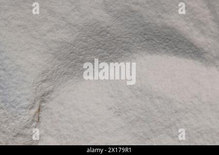 Weizenmehl auf dem Tisch, eine Zutat zur Herstellung von Brot und anderen Erzeugnissen Weizenmehl Stockfoto