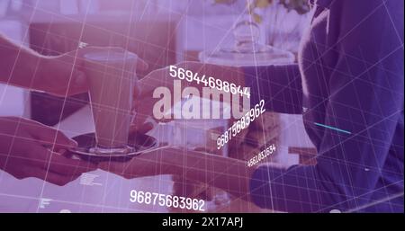 Bild der Datenverarbeitung im mittleren Bereich eines Kellners, der Kaffee in einem Café serviert Stockfoto