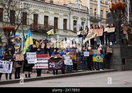 Eine große Gruppe ukrainischer Aktivisten demonstriert gegen die russische Aggression und fordert die Freilassung der gefangenen Verteidiger der Stadt Mariupol und der Fabrik Azovstal. Kiew - 4. Februar 2024 Stockfoto