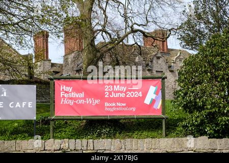 Hay-on-Wye ist eine Stadt der Bücher in Powys Wales, UK Banner, die 2024 für das Hay-on-wye Buchfestival wirbt Stockfoto