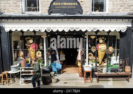 Hey-on-Wye ist eine Stadt der Bücher in Powys Wales, UK Bain und Murrins Emporium Stockfoto