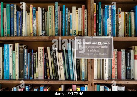 Hey-on-Wye ist eine Stadt der Bücher in Powys Wales, Großbritannien, der ehrliche Buchladen auf dem Gelände von Hay Castle Stockfoto