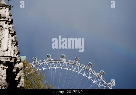 Ein Regenbogen neben dem London Eye, von der Downing Street aus gesehen, da heute starke Winde und Regen in Großbritannien herrschen. Ausgabedatum: Montag, 15. April 2024. Stockfoto