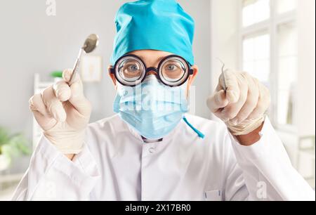 Porträt Eines lustigen Zahnarztes in amüsanten Brillen mit medizinischer Ausrüstung Stockfoto
