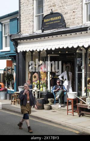 Hey-on-Wye ist eine Stadt der Bücher in Powys Wales, Großbritannien Murrins Emporium. Stockfoto