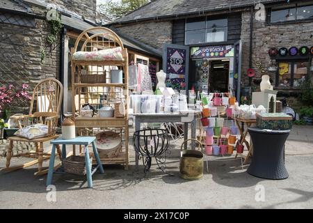 Hey-on-Wye, eine Stadt der Bücher in Powys, Wales, Großbritannien, vor dem Haystacks Music Shop auf Backfold Stockfoto