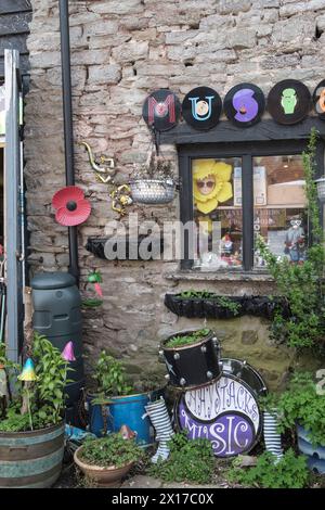 Hey-on-Wye ist eine Stadt der Bücher in Powys Wales, UK Haystacks Music Shop auf Backfold Stockfoto