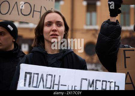 Eine junge ukrainische Frau weint auf einer öffentlichen Demonstration, die gefangenen Soldaten gewidmet ist, die in russischen Gefängnissen verbleiben. Kiew - 4. Februar 2024 Stockfoto