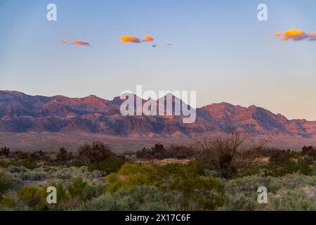 Sonnenuntergang über den Bergen in der Wüste nevadas Stockfoto