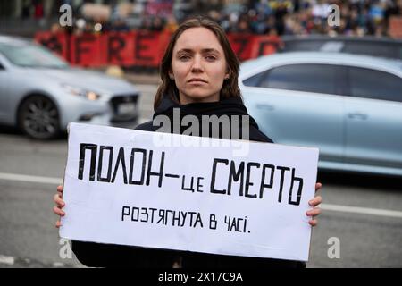 Ukrainische Person weint mit einem Banner: „Gefangenschaft ist Tod“ auf einer öffentlichen Demonstration, die den gefangenen Verteidigern von Mariupol gewidmet ist. Kiew - 4. Februar 2024 Stockfoto