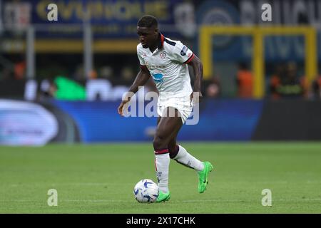 Mailand, Italien. April 2024. Zito Luvumbo von Cagliari während des Spiels der Serie A in Giuseppe Meazza, Mailand. Der Bildnachweis sollte lauten: Jonathan Moscrop/Sportimage Credit: Sportimage Ltd/Alamy Live News Stockfoto