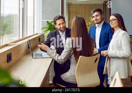 Geschäftsleute, die sich mit der Zusammenarbeit im Büro befassen Stockfoto