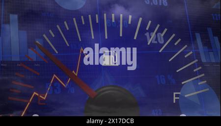 Bild des Tachometers und statistische Datenverarbeitung gegen Gewitter und Wolken am Himmel Stockfoto