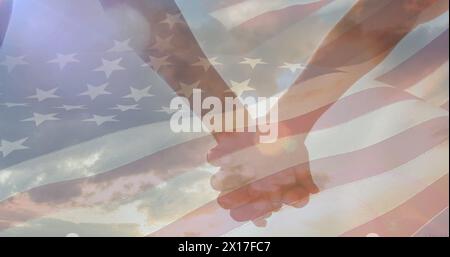 Bild der Flagge der vereinigten staaten von amerika über einem Paar, das Hände hält Stockfoto