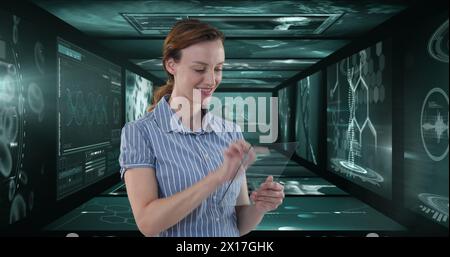 Bild einer Geschäftsfrau mit Tablet über Bildschirmen mit medizinischer Datenverarbeitung Stockfoto