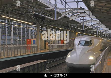 Der Shinkansen-Zug fährt in den japanischen Bahnhof Kyoto ein Stockfoto