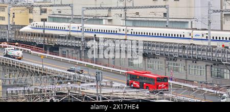 Shinkansen-Zug fährt vom Bahnhof Kyoto in Japan ab Stockfoto