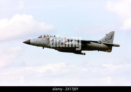 British Aerospace Sea Harrier FRS1 Royal Navy Jet Fighter XZ455 fliegt auf der Farnborough International Airshow 1988. Die XZ455 wurde im Falklandkrieg gekämpft und wird dafür verantwortlich gemacht, dass sie eine Reihe argentinischer Flugzeuge abgeschossen hat. Nach der Umrüstung auf Sea Harrier FA2 mit verbessertem Radar und Systemen stürzte der Jäger nach einer Mission über Bosnien am 14. Februar 1996 in die Adria Stockfoto