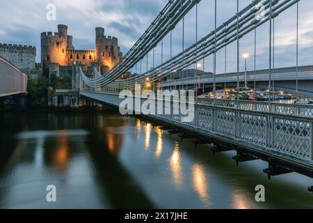 Conway Castle (Castell Conwy) und die von Thomas Telford entworfene Hängebrücke. Stockfoto